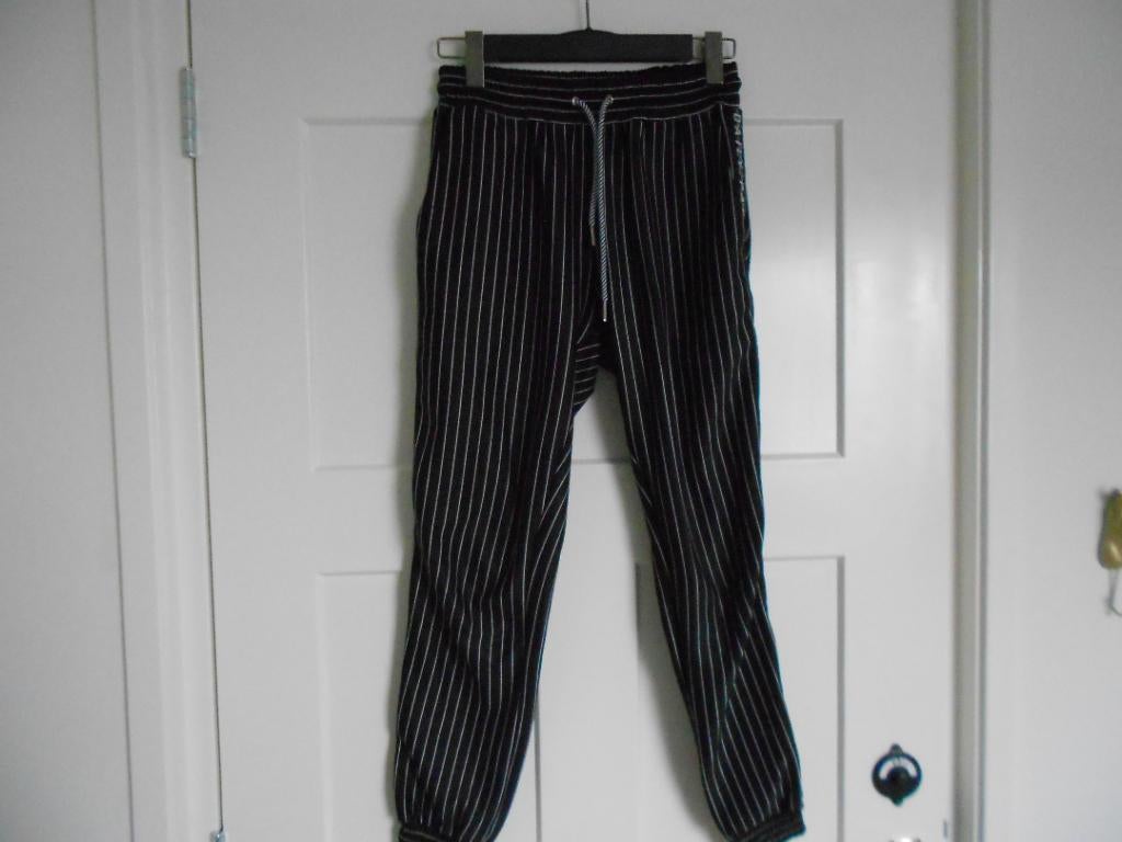 Daily Paper broek, zwart met een wit streepje, maat S., Verzenden, Zwart, Daily Paper, Zo goed als nieuw