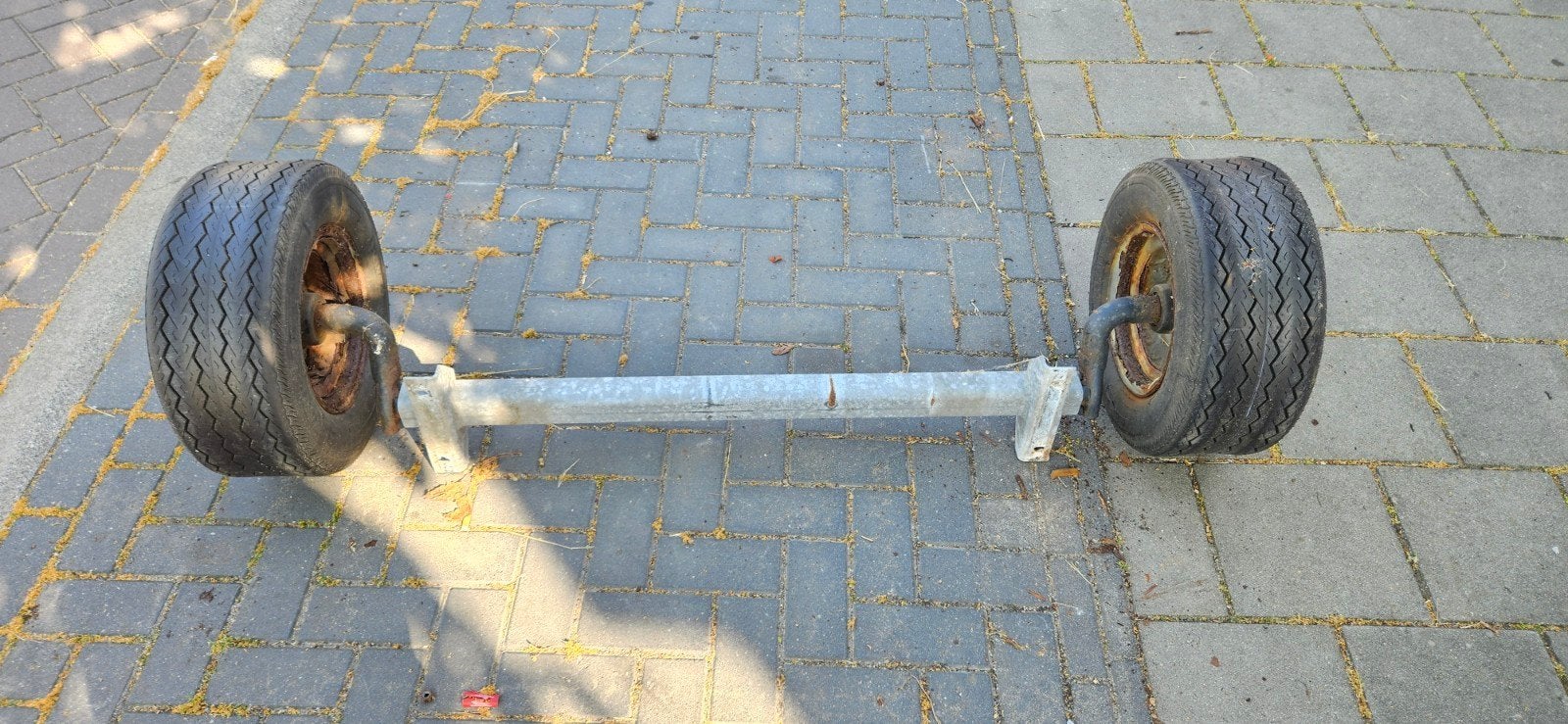 2 aanhangerassen met wielen: 500kg en 750kg draagvermogen, Auto diversen, Aanhangwagen-onderdelen, Gebruikt, Ophalen
