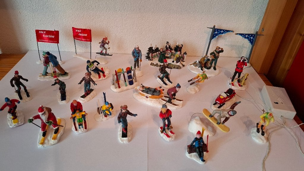 Kerstdorp: figuren skiërs en snowboarders 23x, Diversen, Ophalen of Verzenden
