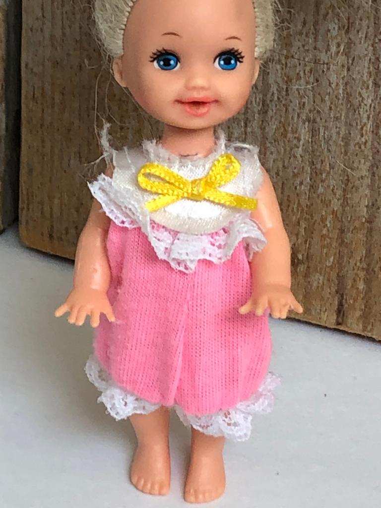 Geel wit roze pakje van Kelly baby sister of Barbie, Ophalen of Verzenden, Zo goed als nieuw, Barbie