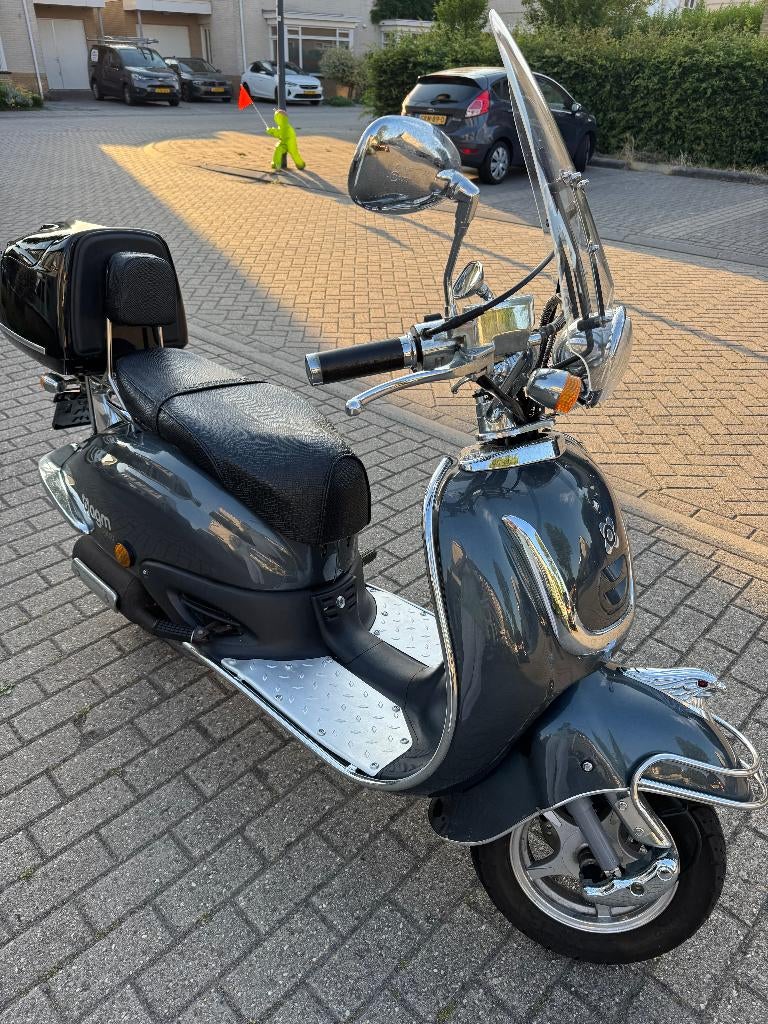 mooie retroscooter met helmen, Ophalen, Gebruikt, Maximaal 45 km/u, AGM
