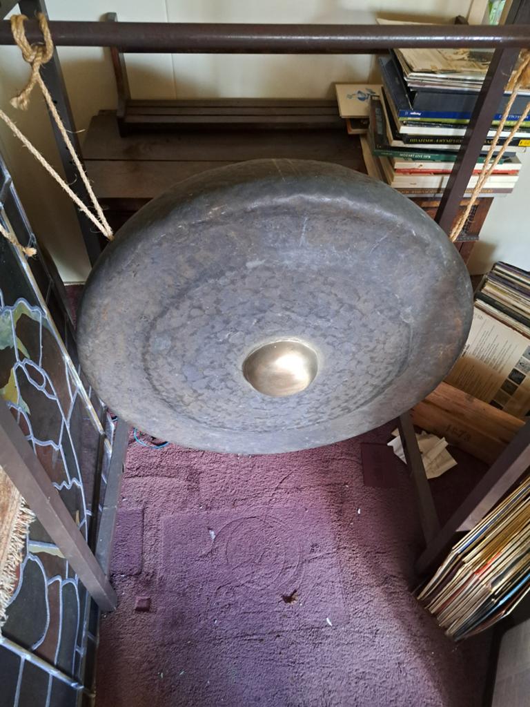 Antieke Gong met Standaard - Uniek Decoratief Stuk, Ophalen of Verzenden, Gebruikt