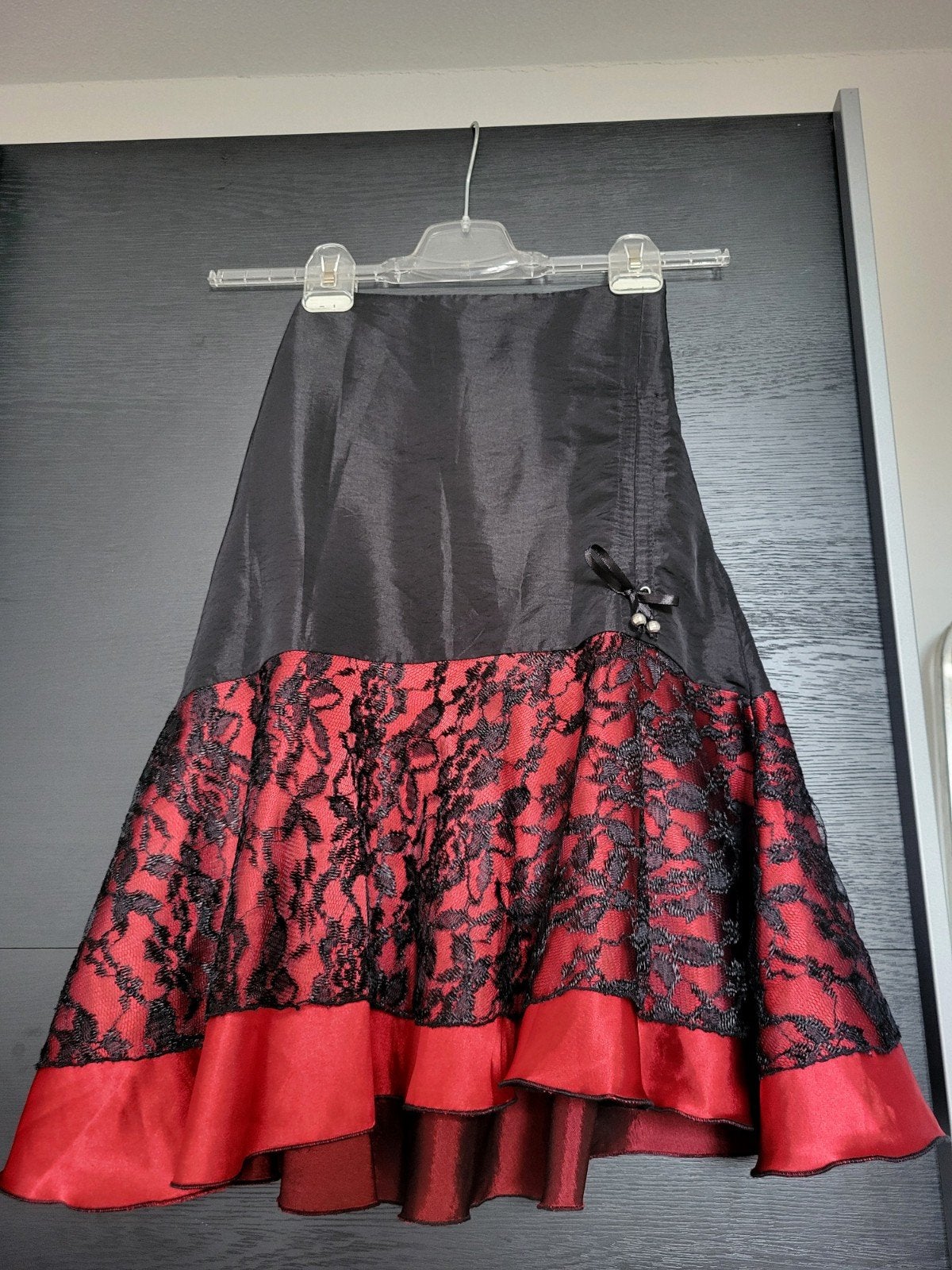 Vintage satijnen y2k rok rood/zwart met kant en ruches, Kleding | Dames, Ophalen of Verzenden, Zo goed als nieuw, Vintage, Knielengte