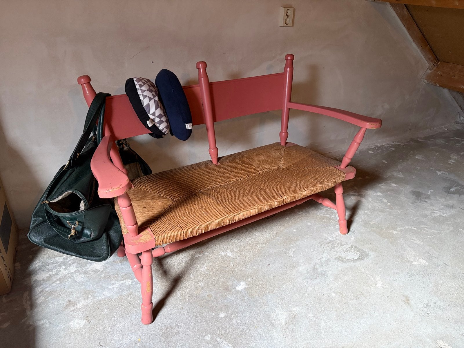 Vintage roze (tuin)bankje met rieten zitting, Antiek en Kunst, Ophalen