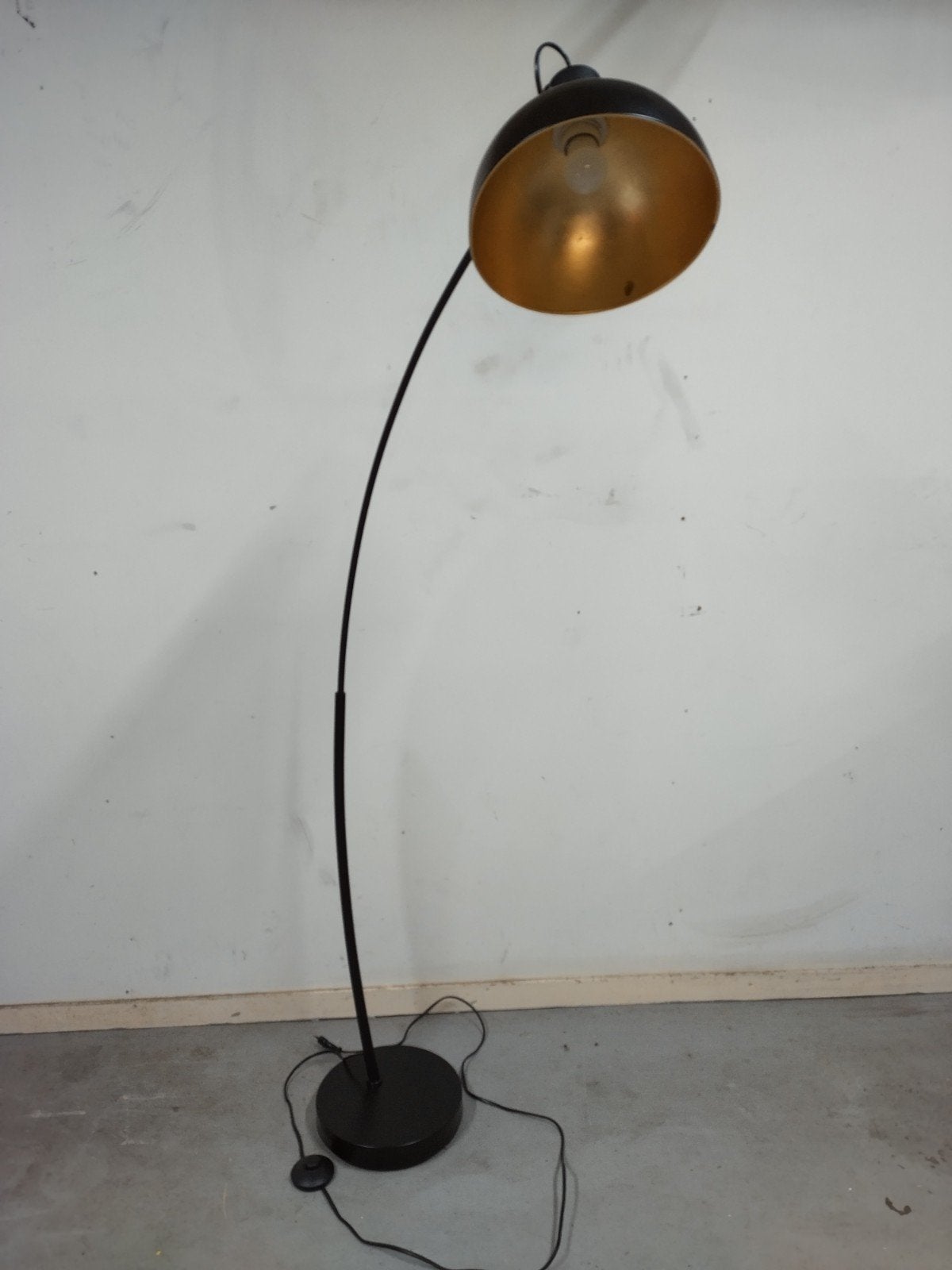 Zwarte booglamp met gouden binnenkant, Ophalen, Gebruikt, Modern, Industrieel, E27 (groot)