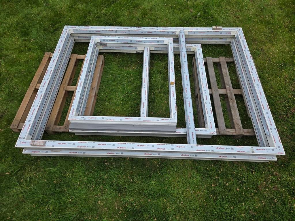 Partij Kunstof kozijnen / 4 stuks Aluplast - koopje  T.E.A.B, Doe-het-zelf en Verbouw, Ophalen, Kunststof, Zo goed als nieuw, Raamkozijn