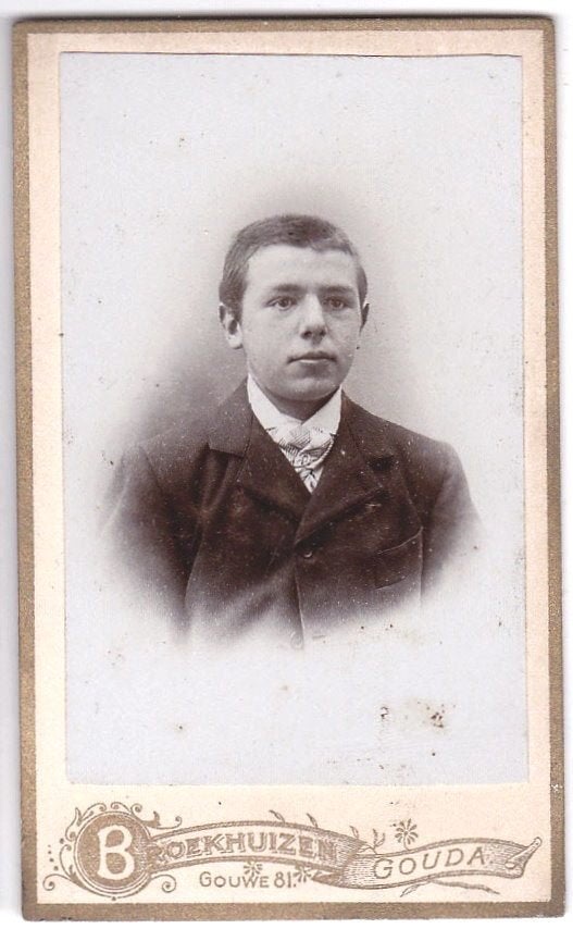 CDV - Portret Kind Jongen Jongeman - Foto Broekhuizen Gouda, Gebruikt, Foto, Ophalen of Verzenden, Voor 1940