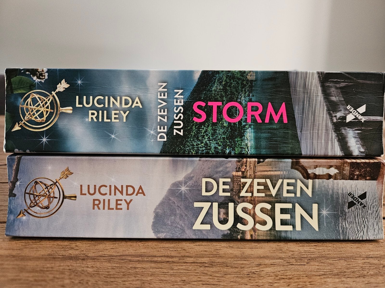 De Zeven Zussen - Deel 1 & Storm - Deel 2 (Lucinda Riley), Boeken, Ophalen of Verzenden, Gelezen, Lucinda Riley, Nederland