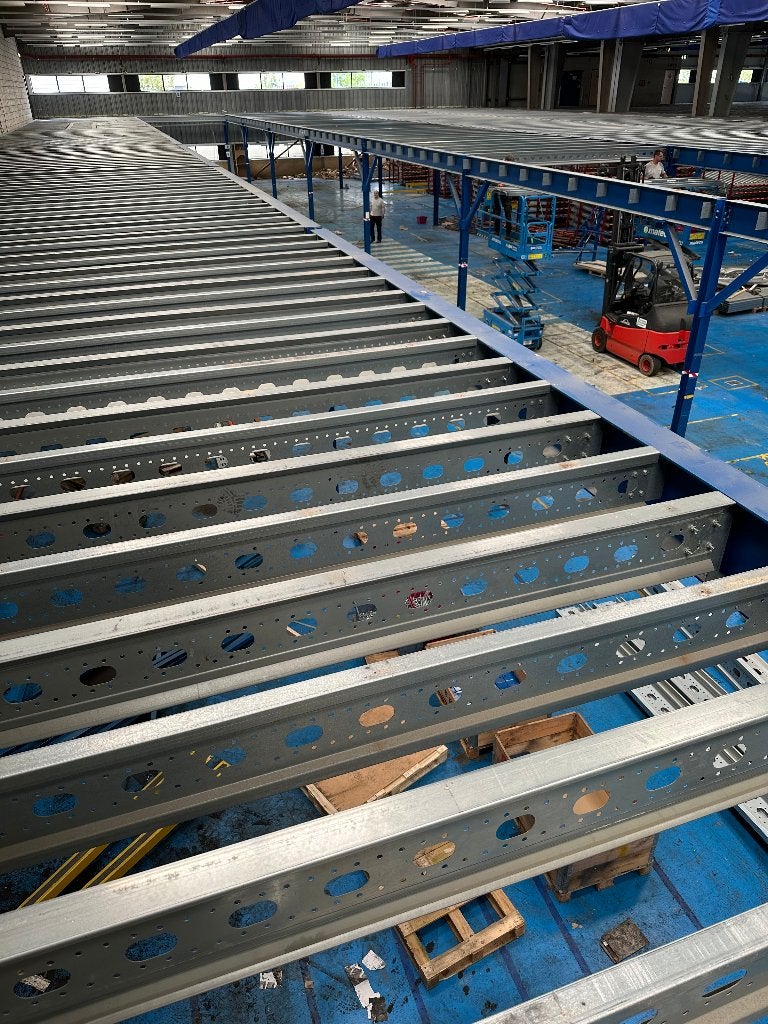 Robuuste entresolvloer tussenvloer zolder 29,59 x 6,12 meter, Ophalen, Gebruikt