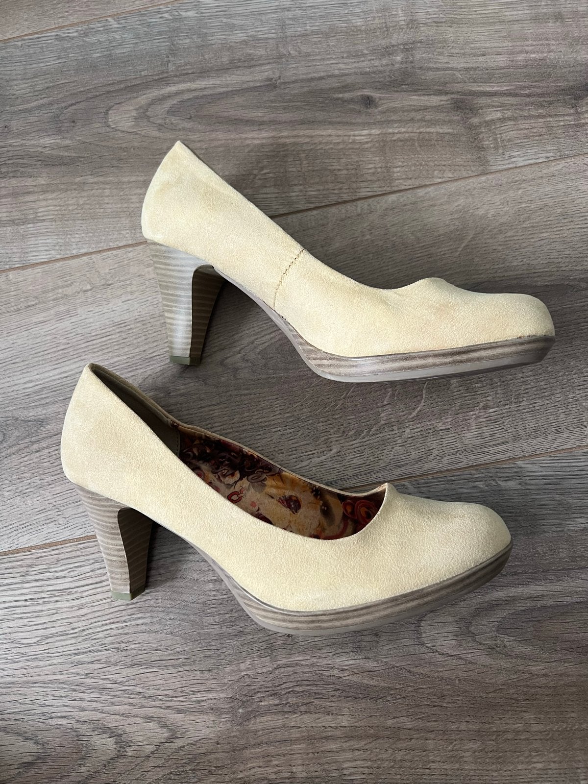 Marco Tozzi Pumps Maat 40 - geel Suède Look, Ophalen of Verzenden, Zo goed als nieuw, Geel, Pumps