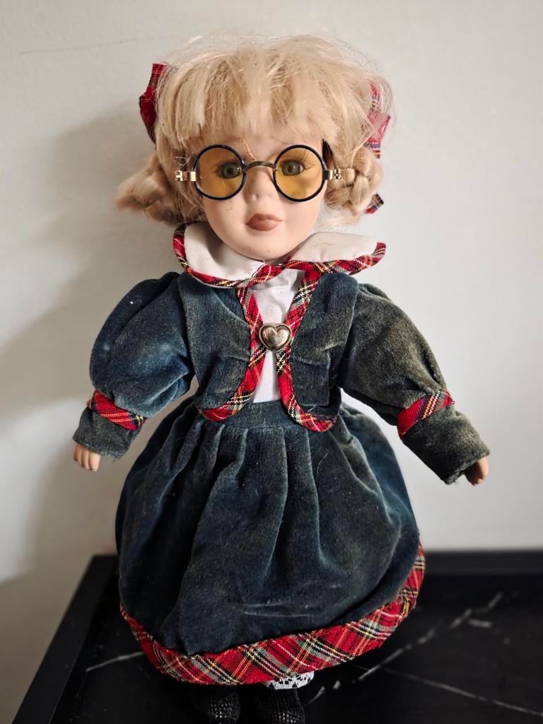 Prachtige vintage, in Holland gemaakte porseleinen pop, Ophalen of Verzenden, Zo goed als nieuw, Pop