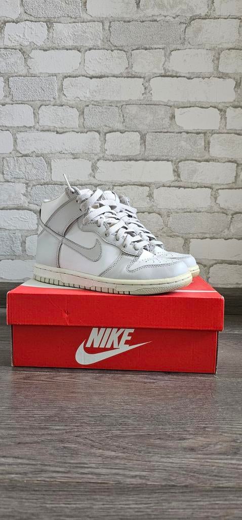 Nike Dunk High - Maat 36 - Zo goed als nieuw, Kleding | Dames, Schoenen, Ophalen of Verzenden, Gedragen, Wit