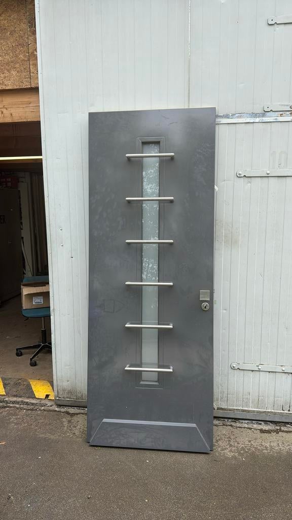 Nieuwe voordeur 88x231.5 cm rechtshangend nr 802