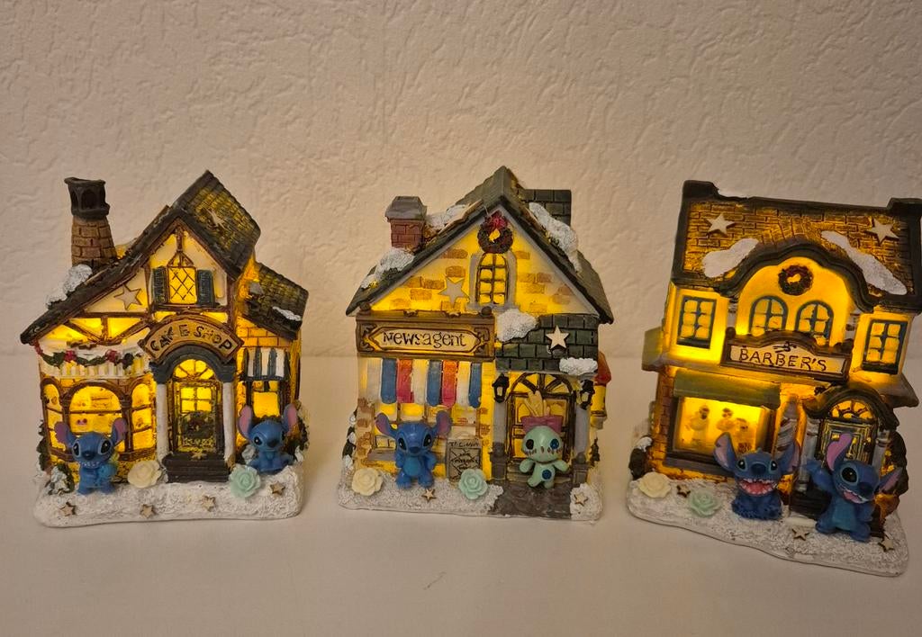 Leuk kerstdorp 3 huisjes met stitch, Diversen, Kerst, Ophalen of Verzenden, Nieuw