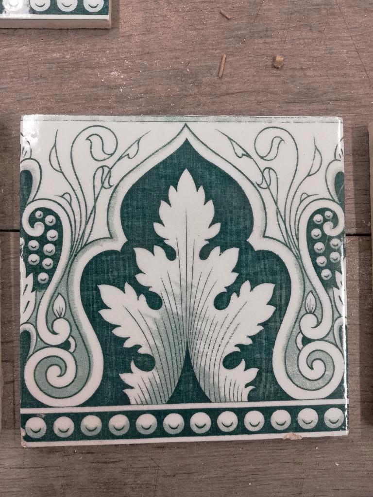 43 antieke randtegels met donkergroene afbeelding 15x15cm, Ophalen