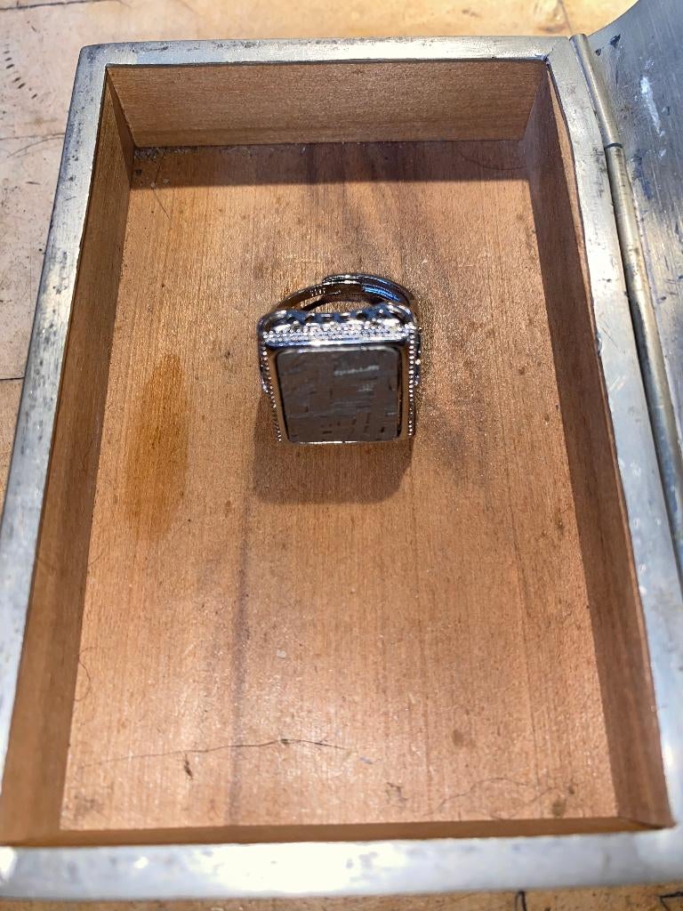 bewerkte ring met echte meteorietsteen, Overige materialen, 20 of groter, Ophalen of Verzenden, Zo goed als nieuw