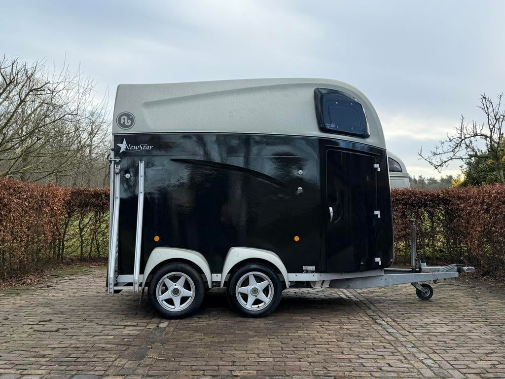 Mooie blomert new star aluminium bodem met zadelkamer, Dieren en Toebehoren, Paarden en Pony's | Trailers en Aanhangwagens, Ophalen