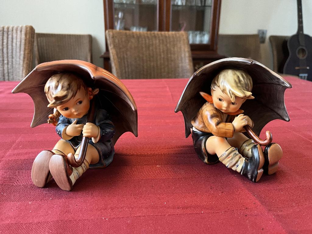 Hummel Goebel Umbrella Boy 152/0 A & Girl 152/0 B. 1957, Verzamelen, Beelden en Beeldjes, Ophalen of Verzenden, Zo goed als nieuw