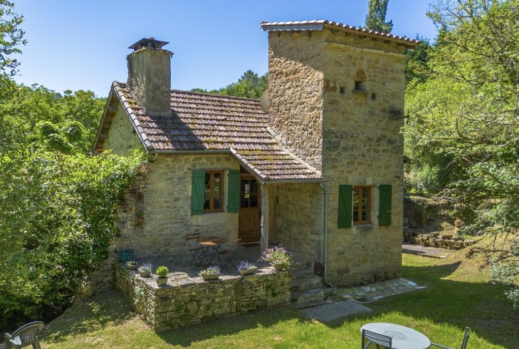 Huis met toren. Natuur en stilte aan de bosrand. 2 tot 4 p, Open haard, Landelijk, Dordogne, 2 personen
