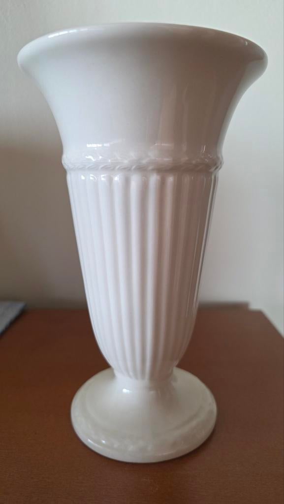 Wedgwood vaas Edme plain 17 cm hoog, Huis en Inrichting, Overige kleuren, Aardewerk of Porselein, Ophalen of Verzenden, Zo goed als nieuw