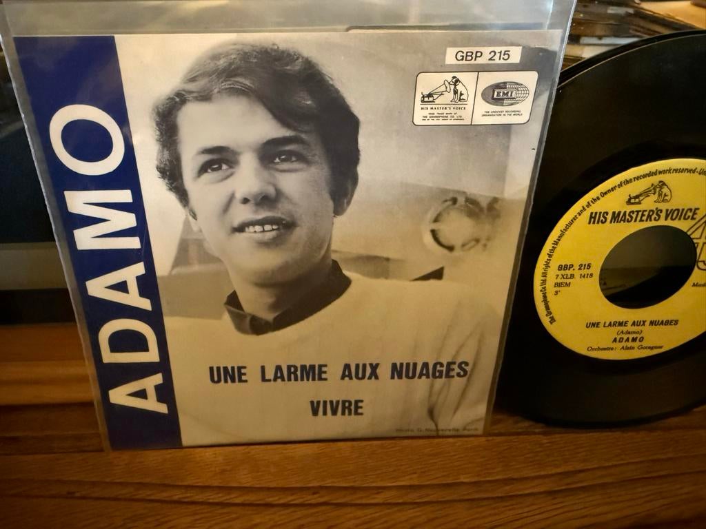 Adamo - Vivre / Une Larme Aux Nuages - 7" Single, 7 inch, Single, Ophalen of Verzenden, Zo goed als nieuw