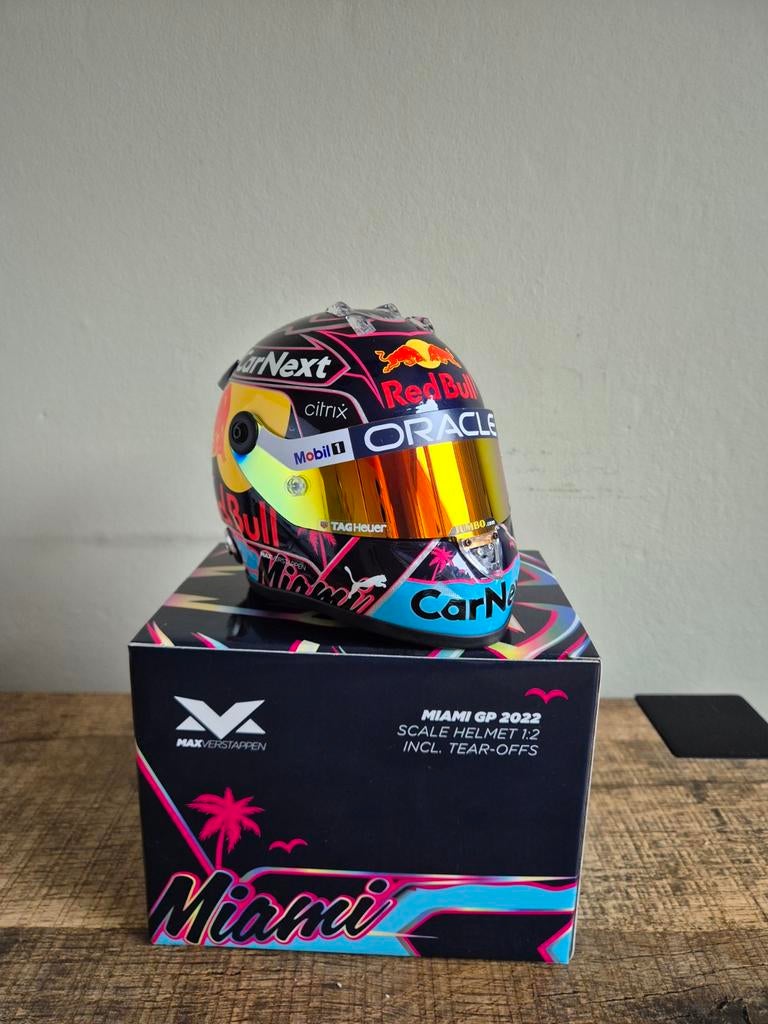 Max Verstappen Helm Miami GP 2022 - 1:2 Schaal, Verzamelen, Ophalen of Verzenden, Zo goed als nieuw, Formule 1