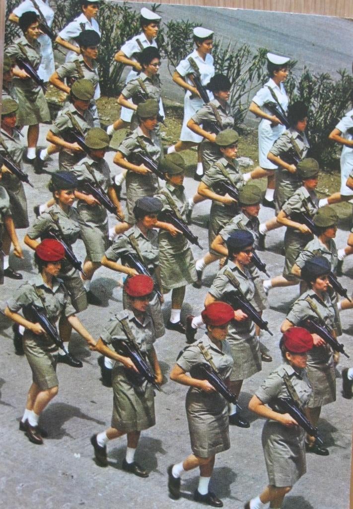 Marcherende vrouwelijk soldaten met UZI's - nieuw, Ophalen of Verzenden, 1980 tot heden, Ongelopen, Overige thema's