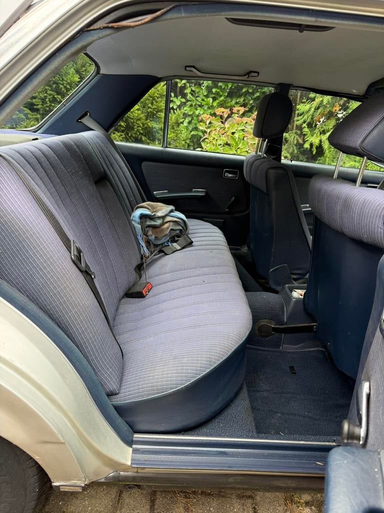 Mercedes Benz 230E 5 bak zilvergrijs met blauw project, foto 7