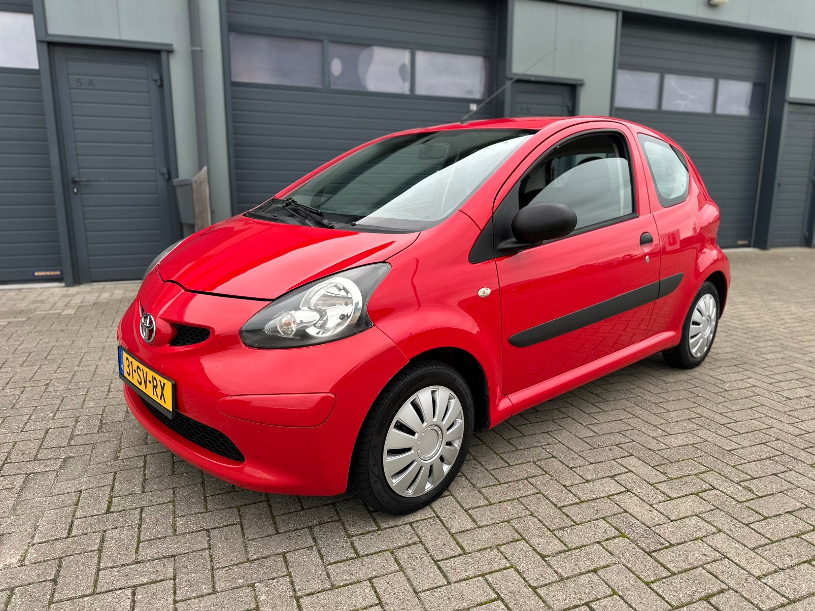 Leuke toyota aygo 1.0 12v rood 2006, Auto's, Euro 5, Stof, Zwart, 4 cilinders