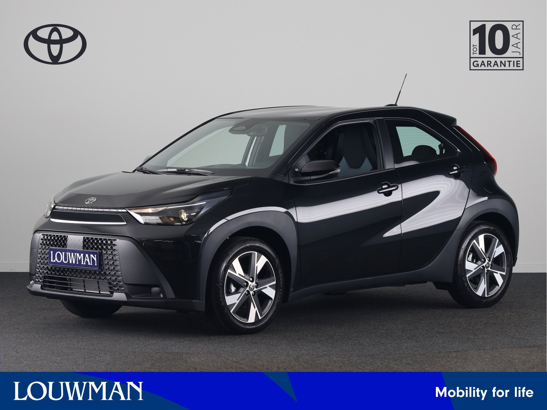 Toyota Aygo X Hybrid 115 play *NIEUW* | Go Pack | Metaallak, 12 maanden, Stof, Zwart, 4 stoelen
