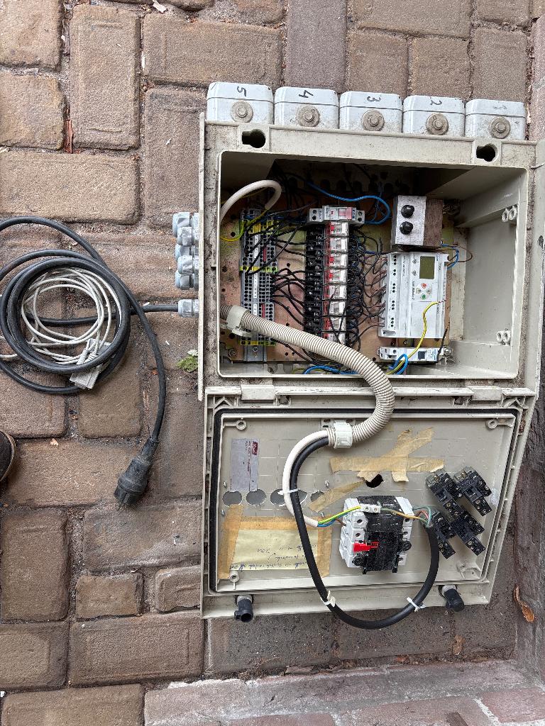 Crouzet Millennium II+ PLC met 8x 220 volt schakelkast, Ophalen, Gebruikt