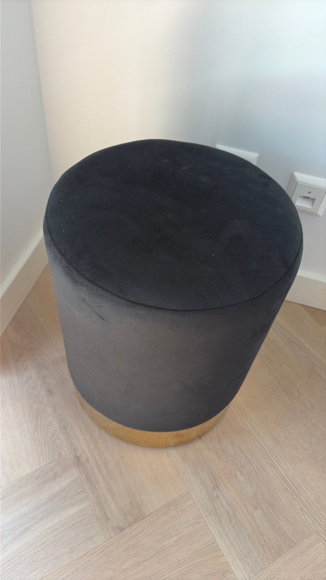 OPHALEN OF LEVERING IS MOGELIJK Zwarte velvet poef, Ophalen of Verzenden, Zo goed als nieuw, Rond, 50 tot 75 cm
