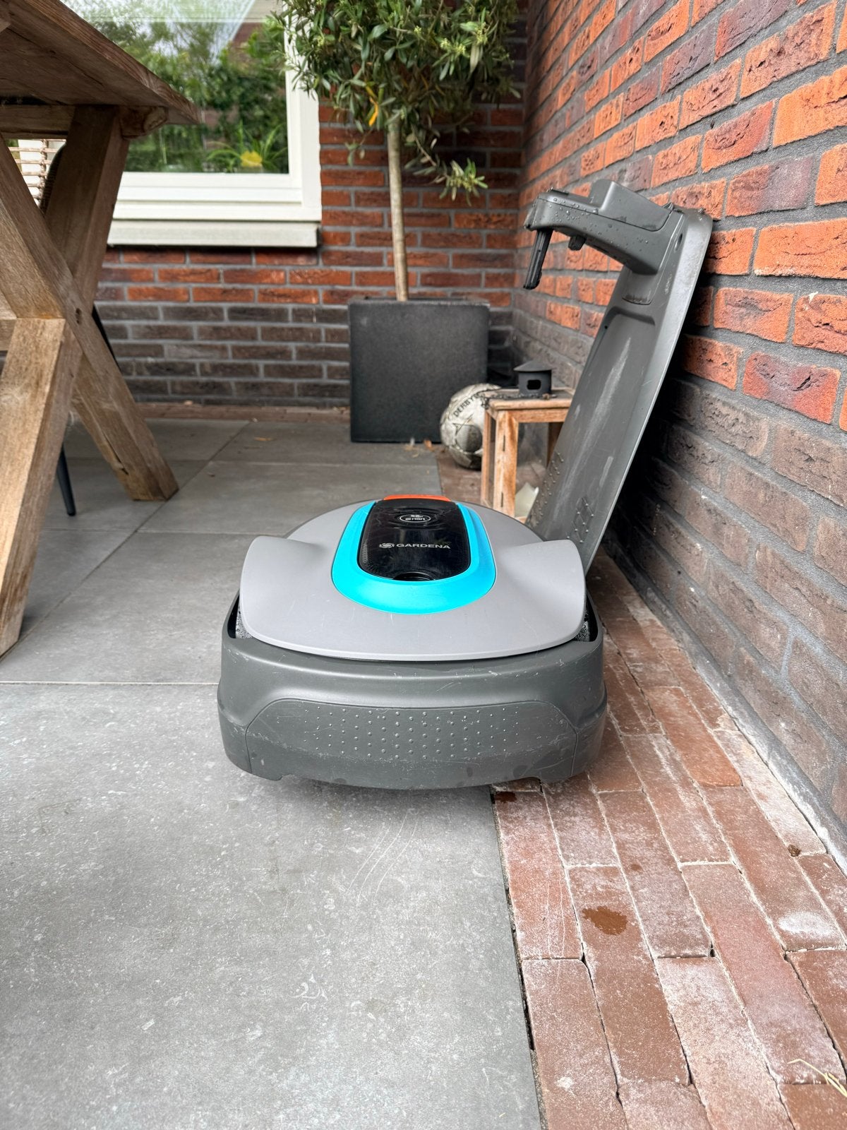Gardena Smart Sileno City Robotmaaier plus garage en gateway, Tuin en Terras, Grasmaaiers, Ophalen, Cirkelmaaier, Gebruikt, Minder dan 30 cm