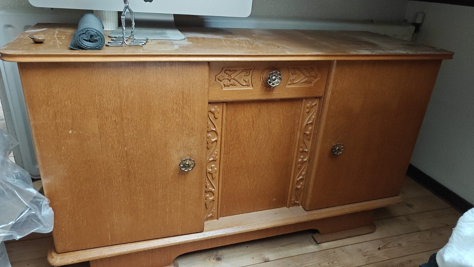 Moet voor 26/08 weg! Houten dressoir met sierlijke detail, Ophalen