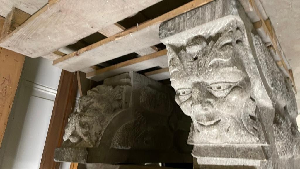 2 stuks hardstenen ornamenten met koppen circa 80x40x20cm, Ophalen