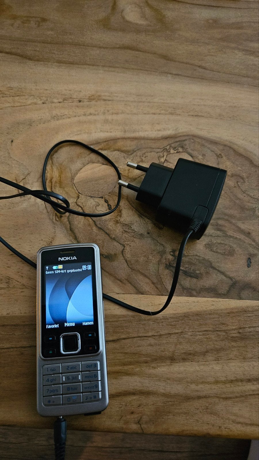 Nokia klassieke telefoon met oplader, Gebruikt, Fysiek toetsenbord, Ophalen of Verzenden, Minder dan 3 megapixel