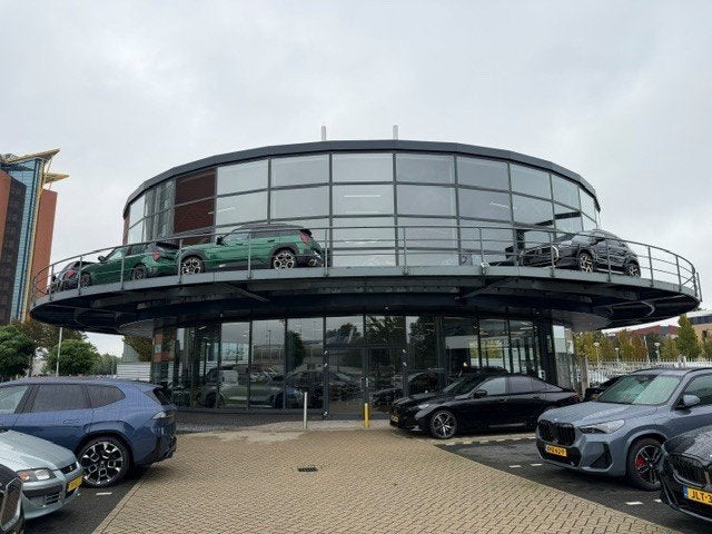 Showroom/ staalconstructie (ca. 468 m².), Ophalen, Zo goed als nieuw, IJzer