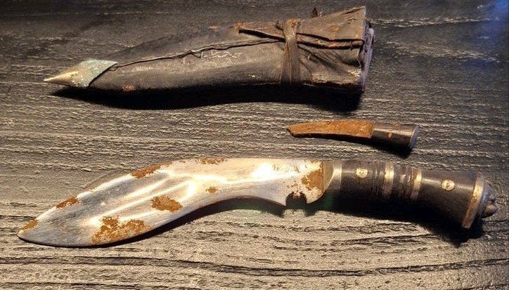 Antiek Militair Mes met Schede, Verzamelen, Ophalen, Overige soorten, Azië, Mes of Dolk