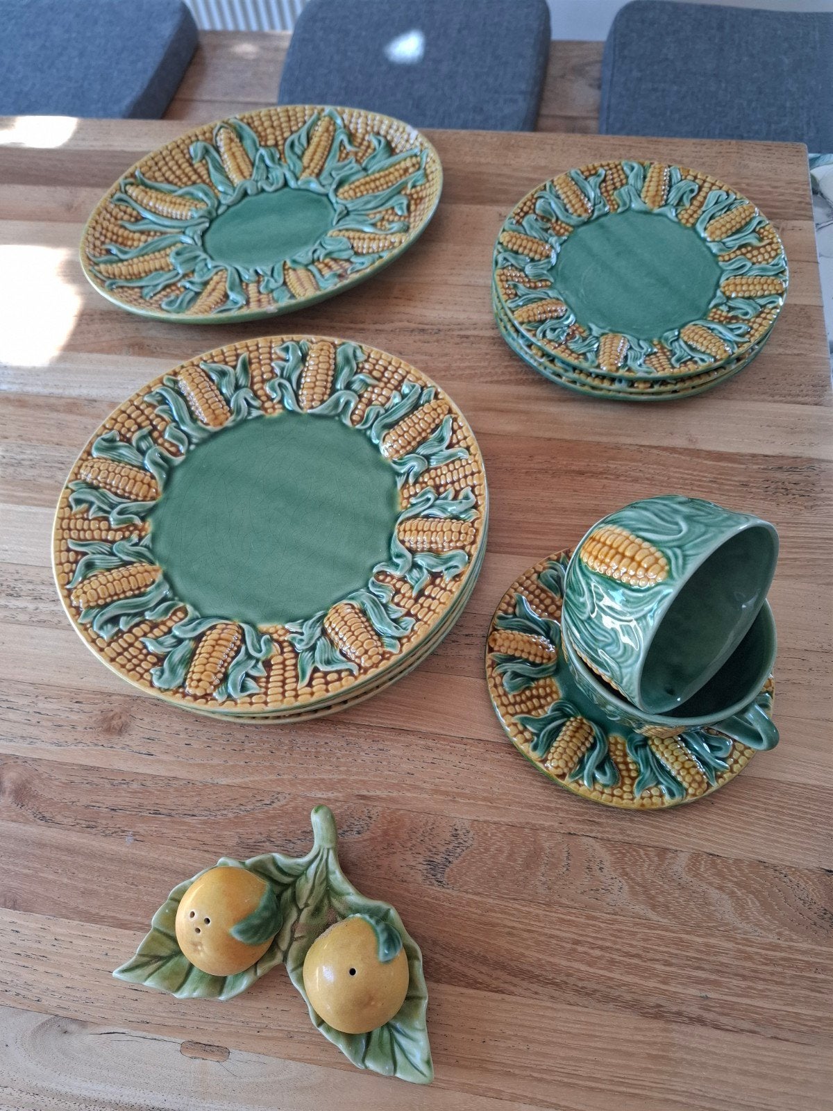 Vintage maïsservies - Borden, kopjes en zoutvaatje, Ophalen of Verzenden, Overige stijlen, Bord(en)