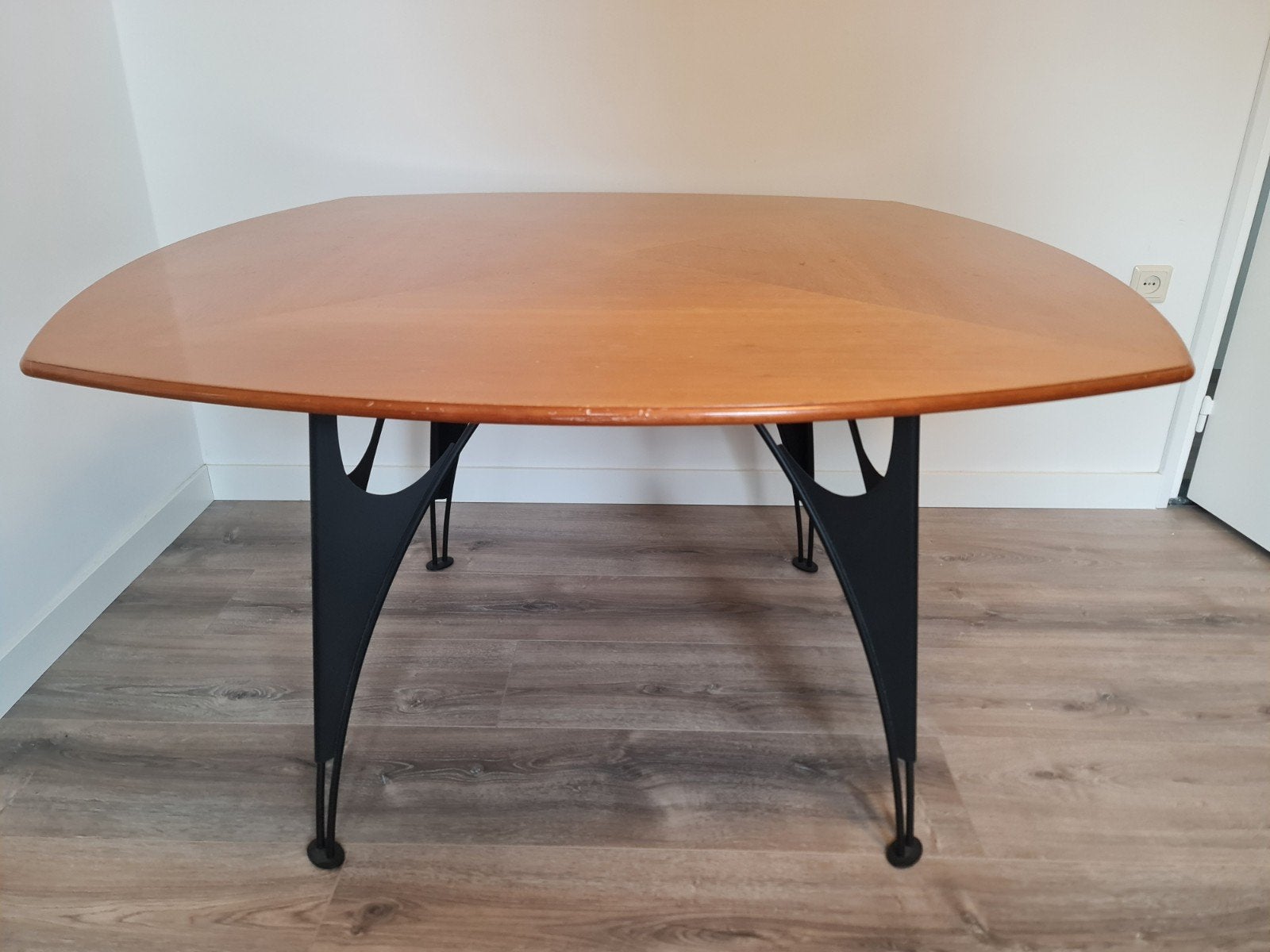 eettafel kersen hout met metalen onderstel, Gebruikt, Vierkant, Vier personen, Ophalen
