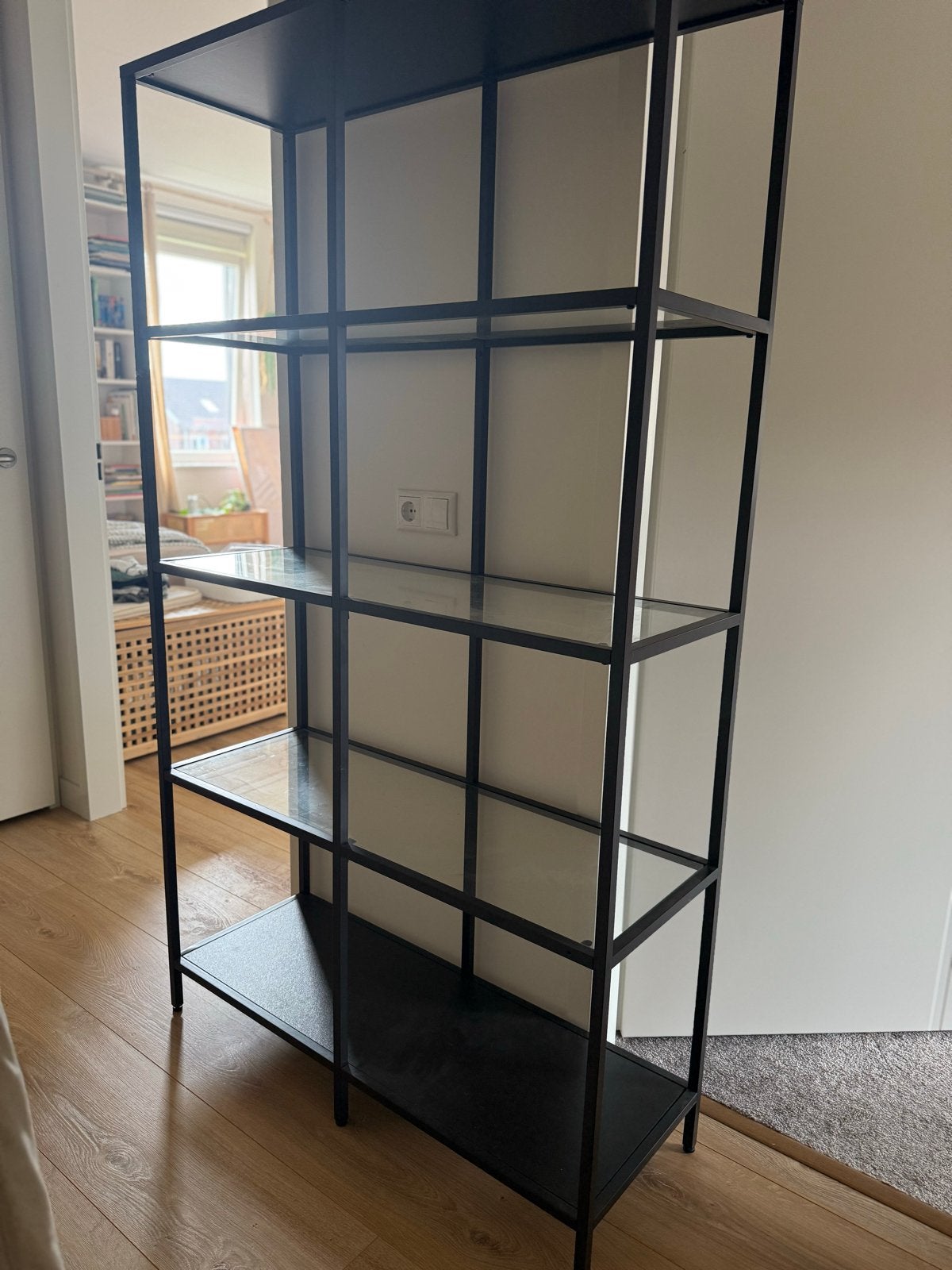 VITTSJÖ Stellingkast, zwartbruin/glas, 100x175 cm, Ophalen, Met plank(en), Gebruikt, 50 tot 100 cm