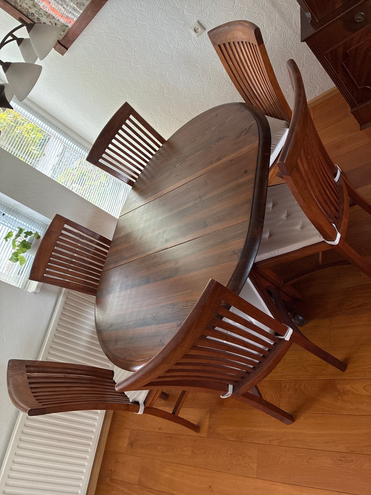 Foto 5 van Uitschuifbare eettafel met 6 stoelen