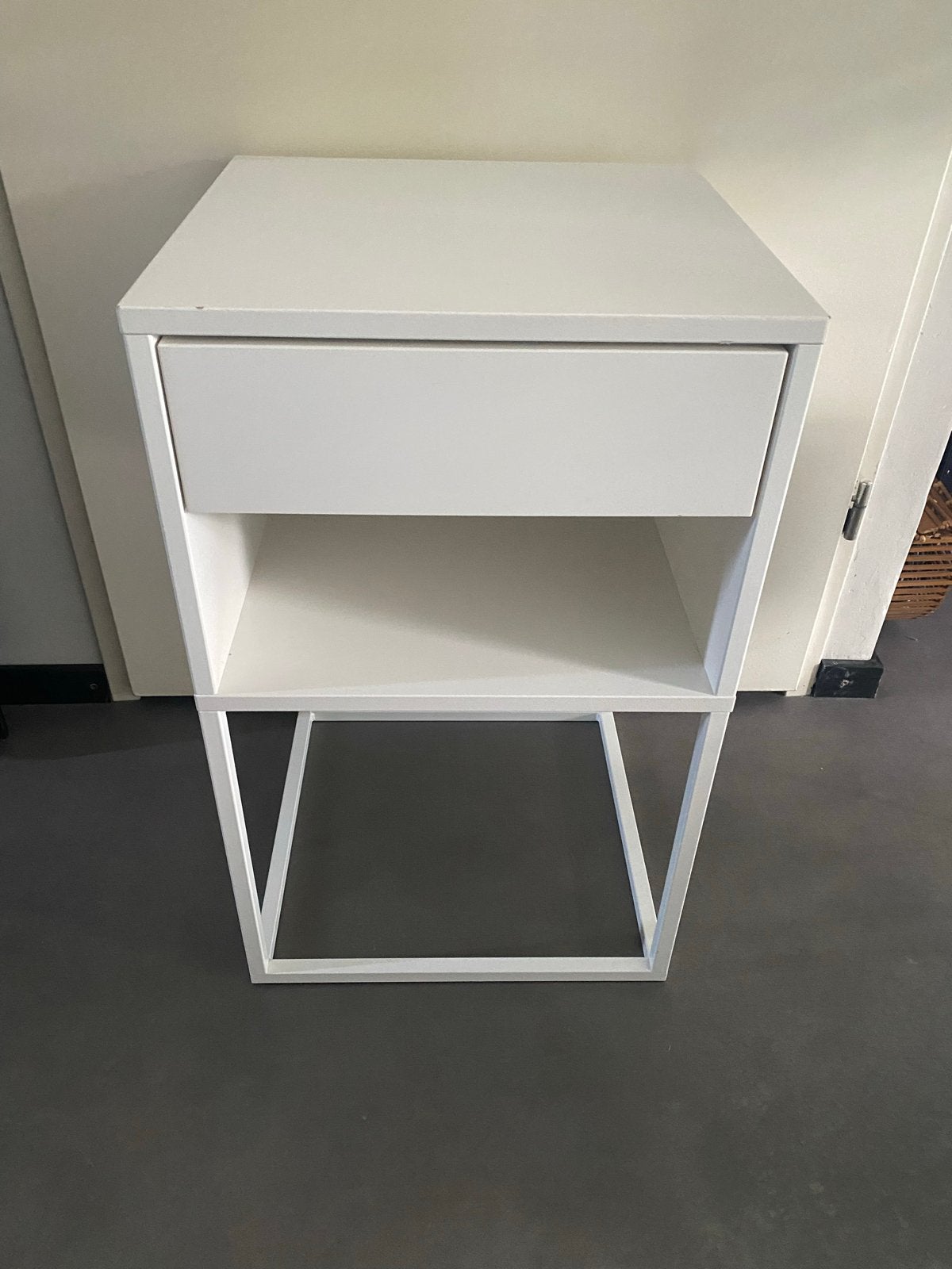 Ikea Vikhammer nachtkastje wit 40x39 cm, Ophalen, Gebruikt, Minder dan 45 cm, 55 tot 70 cm