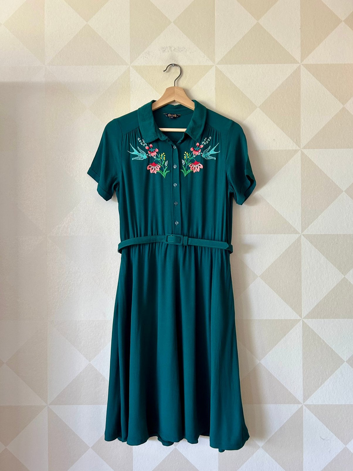 King Louie Dress retro groen vogel M/38 zgan, Maat 38/40 (M), Ophalen of Verzenden, Zo goed als nieuw, Knielengte