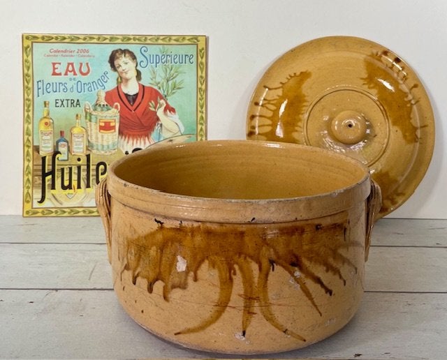 Antieke Provençaalse pot met deksel en grepen