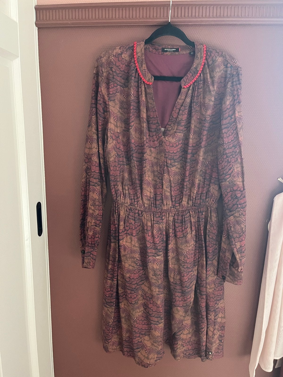 Scotch & Soda jurk met verenprint en rode details, Maat 38/40 (M), Bruin, Ophalen of Verzenden, Zo goed als nieuw