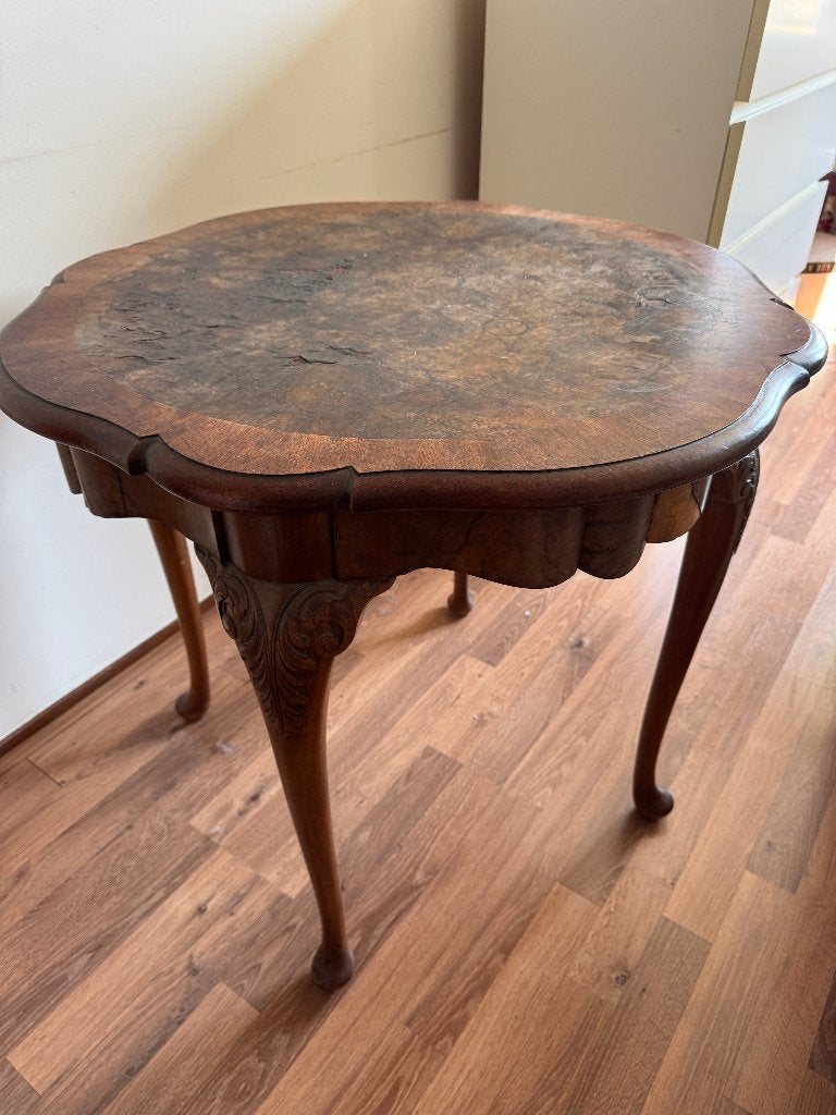Antieke bijzettafel met wortelnotenfineer moet weg!, Huis en Inrichting, Tafels | Bijzettafels, Ophalen, Gebruikt, Rond, 75 cm of meer