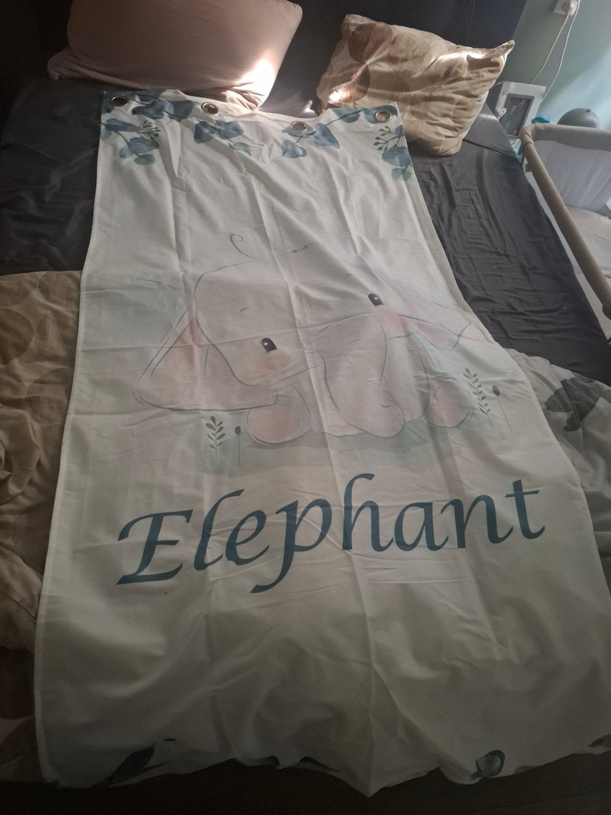 Gordijn met olifant en bladeren - Nieuwstaat. 90c200 cm, Met ringen, Overige merken, Blauw, Ophalen of Verzenden