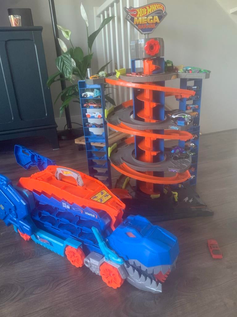 Hot Wheels Mega Garage en Dino Transporter, Ophalen of Verzenden, Zo goed als nieuw, Handmatig, Hot Wheels