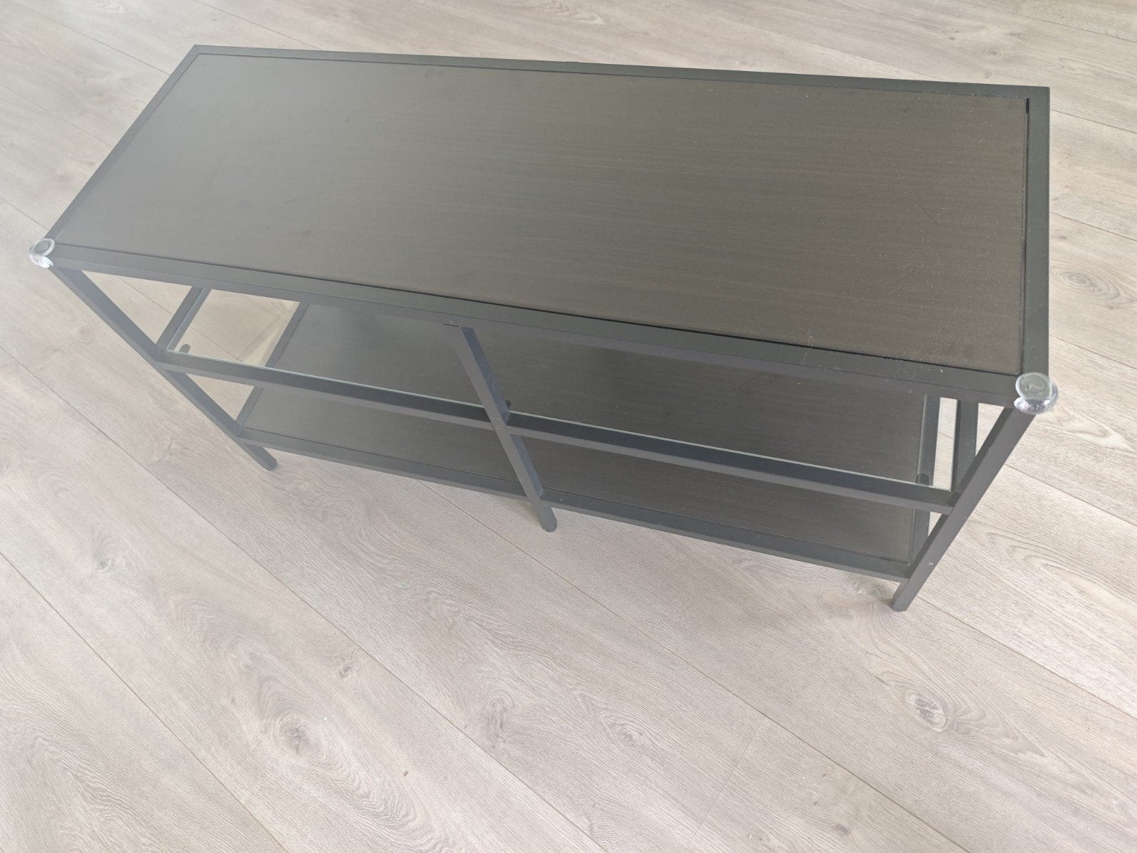 IKEA VITTSJÖ TV-meubel / TV-kast zwart glas – industrieel, Ophalen, Zo goed als nieuw